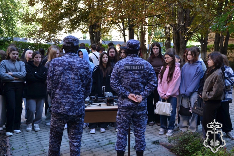 В Самаре росгвардейцы развернули агитационный пункт для студентов