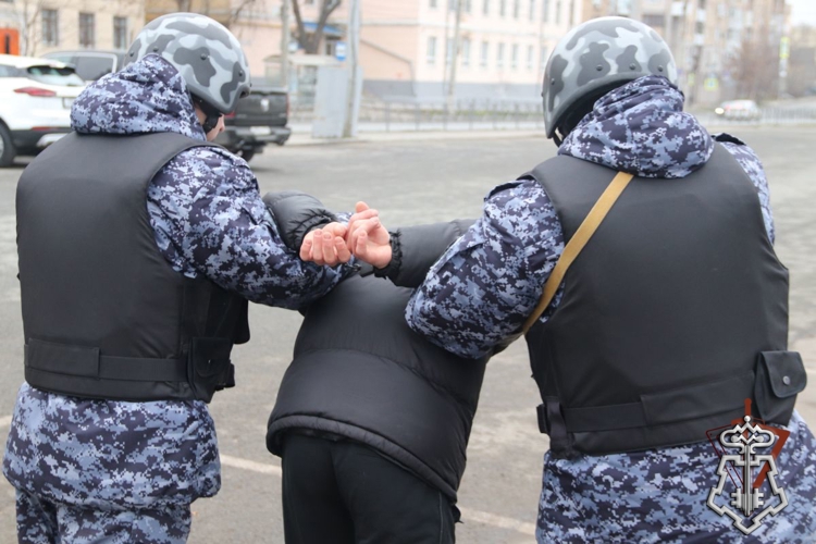 В Самарской области росгвардейцы задержали нарушителя общественного порядка на территории школы