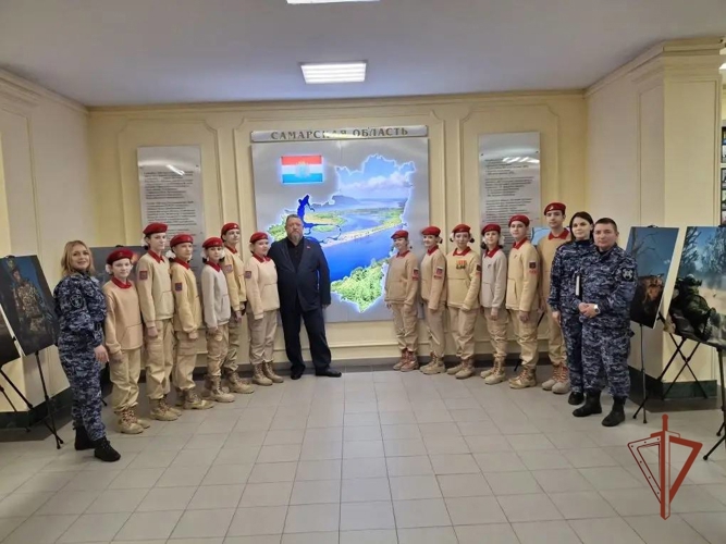В преддверии двойного юбилея росгвардейцы организовали для самарских юнармейцев экскурсию в Самарскую Губернскую Думу