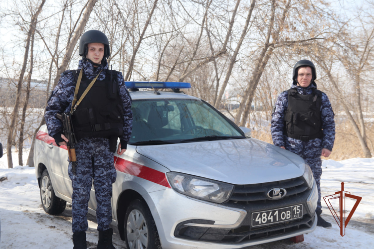 В Самарской области росгвардейцы пришли на помощь женщине с ребенком, которых сбил автомобиль (видео)