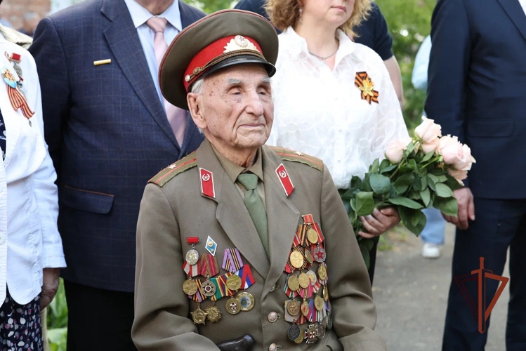 В Самаре росгвардейцы присоединились к акции «Парад у дома ветерана»