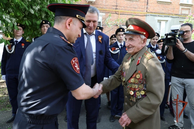 В Самаре росгвардейцы присоединились к акции «Парад у дома ветерана»