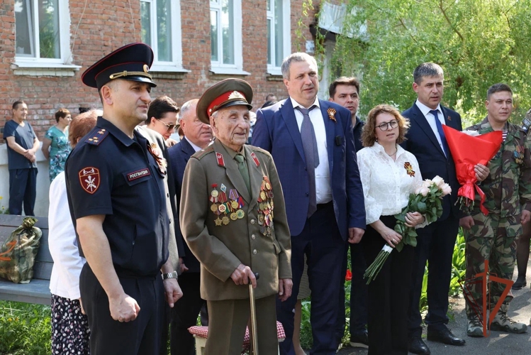 В Самаре росгвардейцы присоединились к акции «Парад у дома ветерана»
