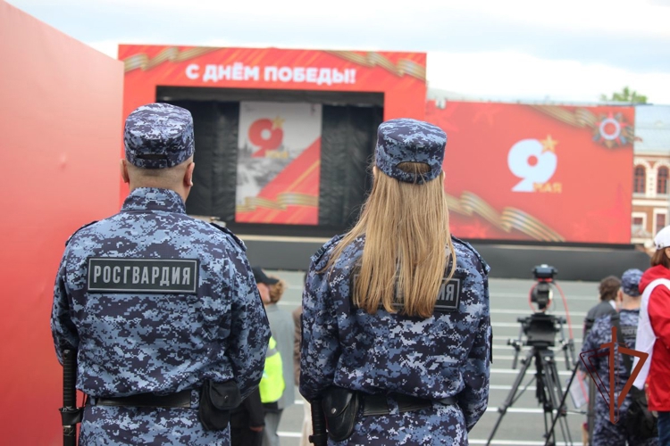 Росгвардия приняла участие в обеспечении общественной безопасности в День Победы в Самаре