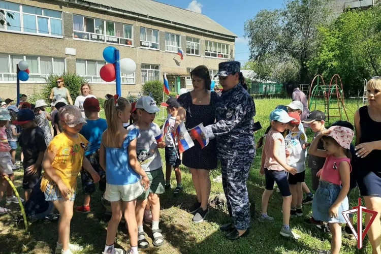 В Самарской области росгвардейцы провели серию патриотических акций в честь Дня России