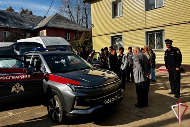 Накануне профессионального праздника самарские росгвардейцы провели профориентационный тур для школьников
