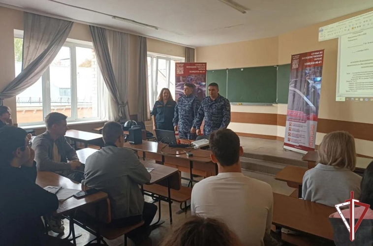 В Самарской области росгвардейцы провели профориентационную встречу со студентами