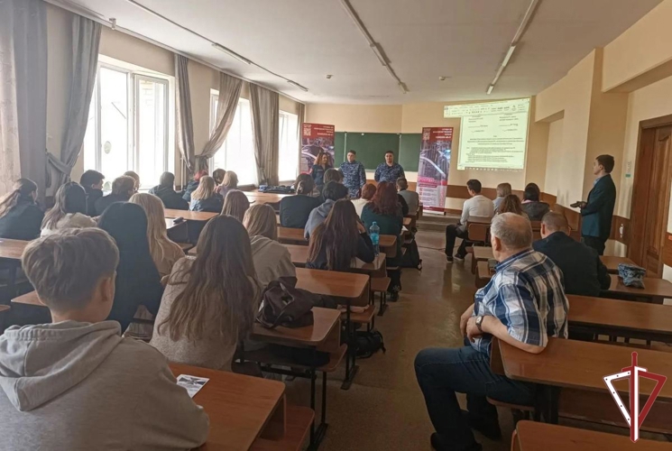 В Самарской области росгвардейцы провели профориентационную встречу со студентами