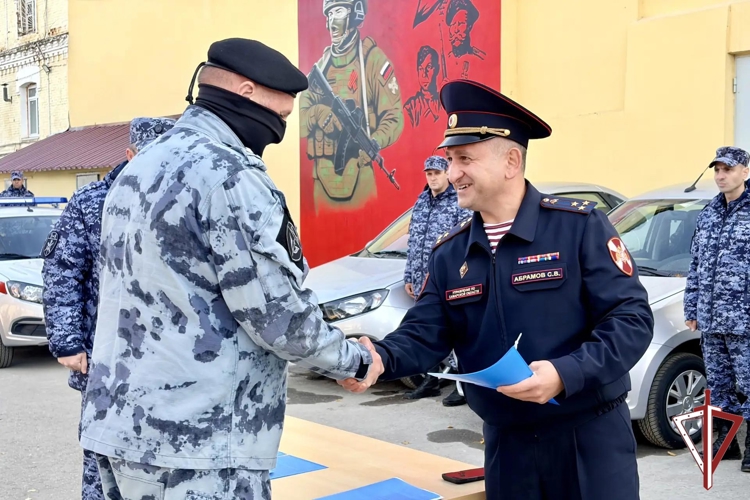 В Самаре сотрудникам Росгвардии вручили ключи от новых служебных автомобилей