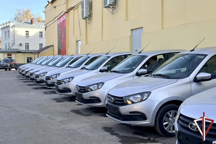 В Самаре сотрудникам Росгвардии вручили ключи от новых служебных автомобилей